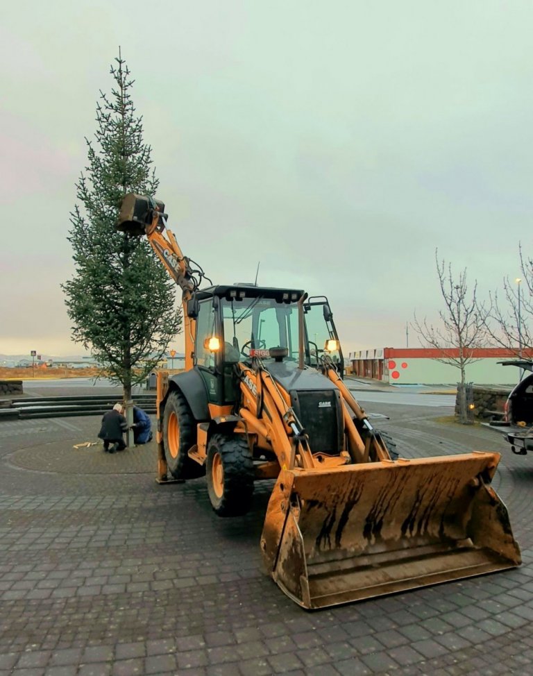 Þó veðrið sé ekki mjög jólalegt í vorblíðunni þessa dagana vinna okkar góðu starfsmenn í þjónustumið…