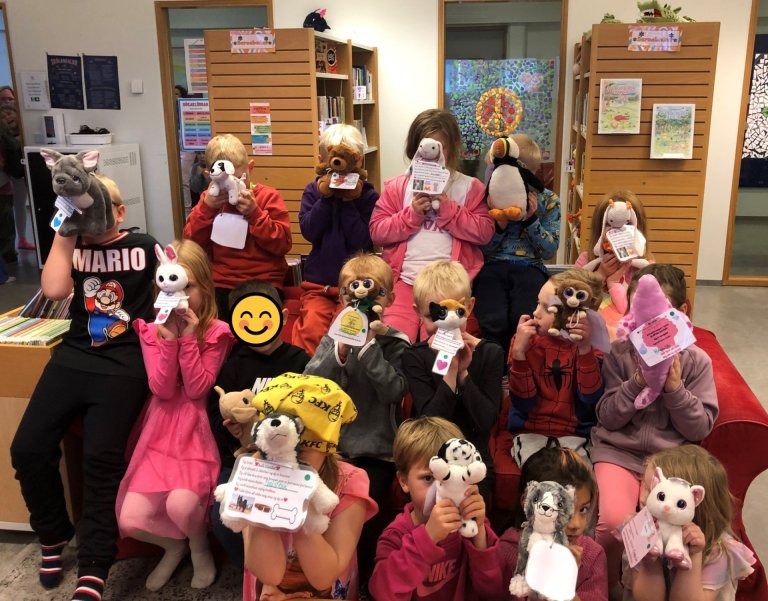 Nemendur með bangsana sína