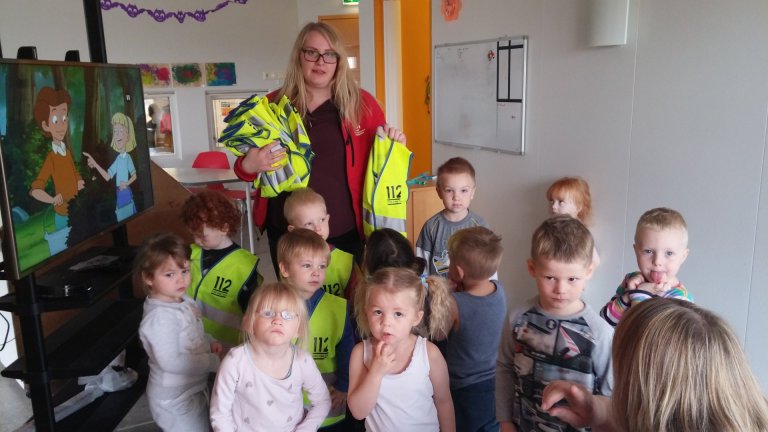 Björgunarsveitin gaf endurskinsvesti