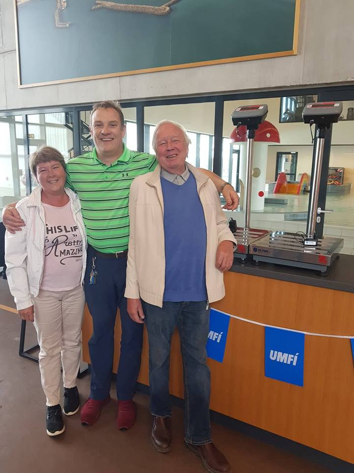 Íþróttamiðstöðin fékk vogir að gjöf