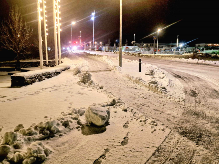 Snjómokstur í Þorlákshöfn: Vinna hafin strax og fyrsti snjórinn féll