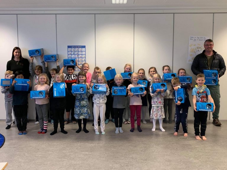 1. bekkur fékk hjálma að gjöf.