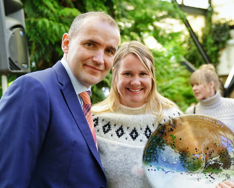 For­seti Íslands, Guðni Th. Jó­hann­es­son, og Magnes Magnús­dótt­ir við verðlauna­af­hend­ing­una. …