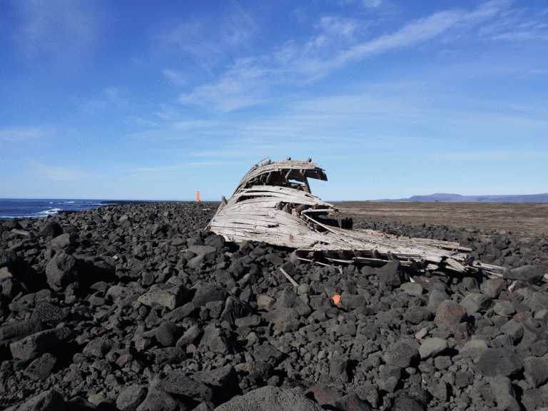 Vörður, skipsstrand við bergið