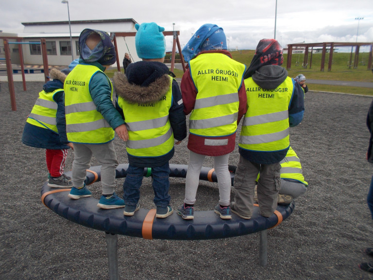 Tröllaheimar - leikið á skólalóðinni