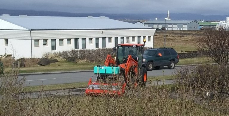 Byrjað að sópa götur og stíga