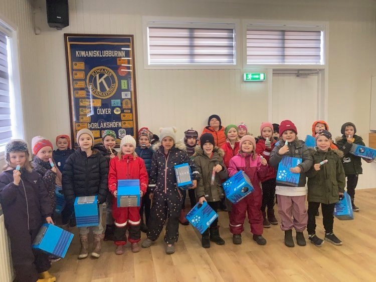 Nemendur í 1. bekk fengu reiðhjólahjálma frá Kiwanismönnum