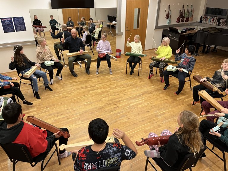 Nemendur fræðast um langspil