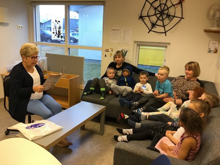 Álfaheimar - Komið á Álfaheima frá félagi eldri borgara að lesa