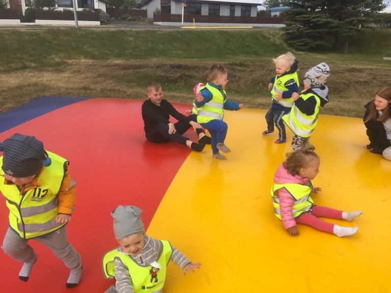 Ásheimar - Hoppað á ærslabelgnum