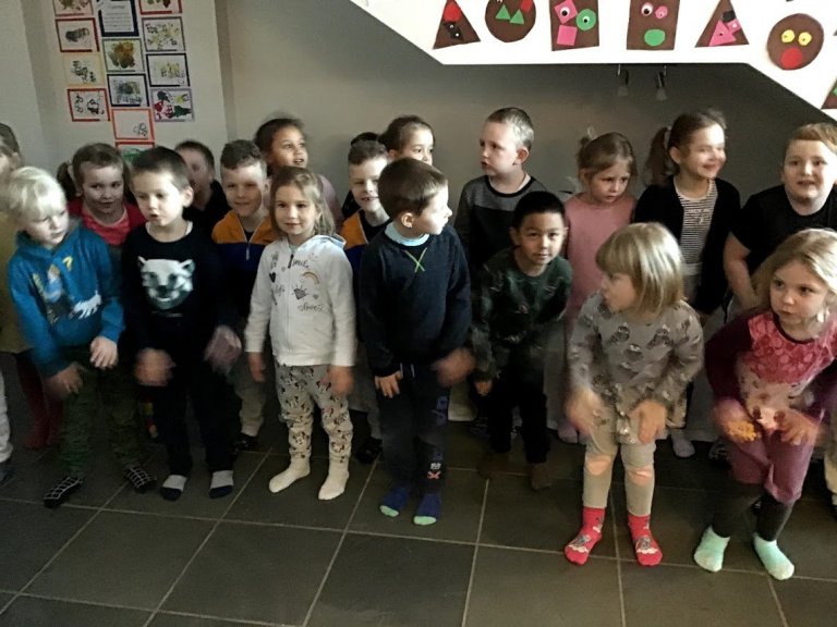 Tröllaheimar - Elstu börn leikskólans að syngja á bókasafninu