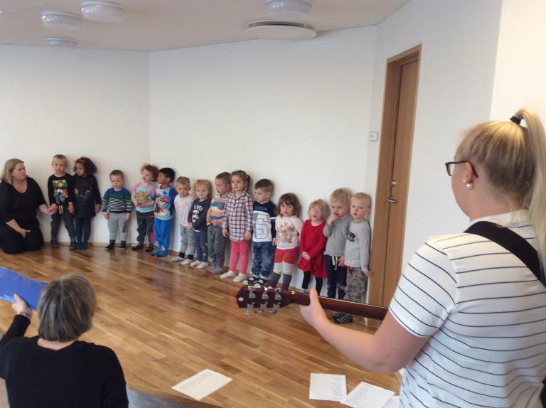 Álfaheimar - Uppákoma í söngstund - maí 2018