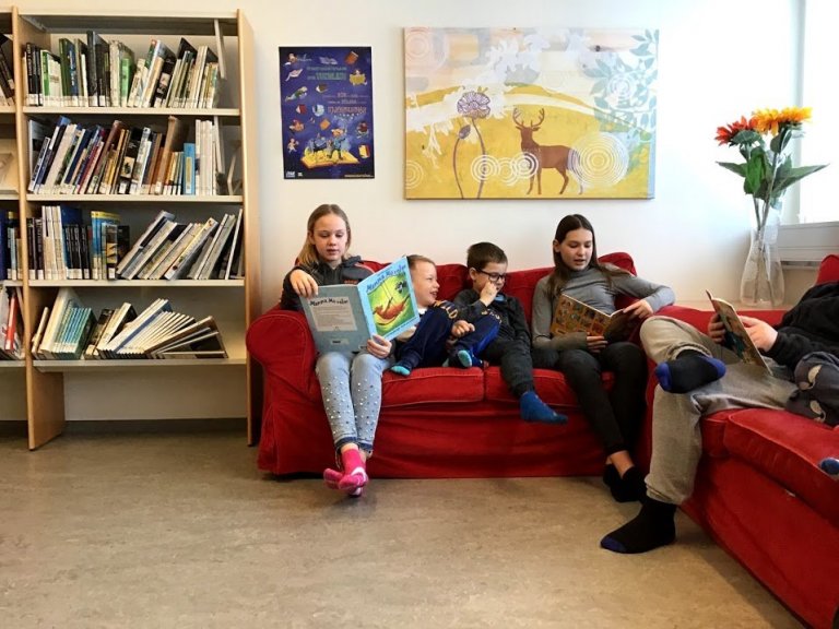 Hulduheimar - Skólahópur í heimsókn á bókasafn Grunnskólans