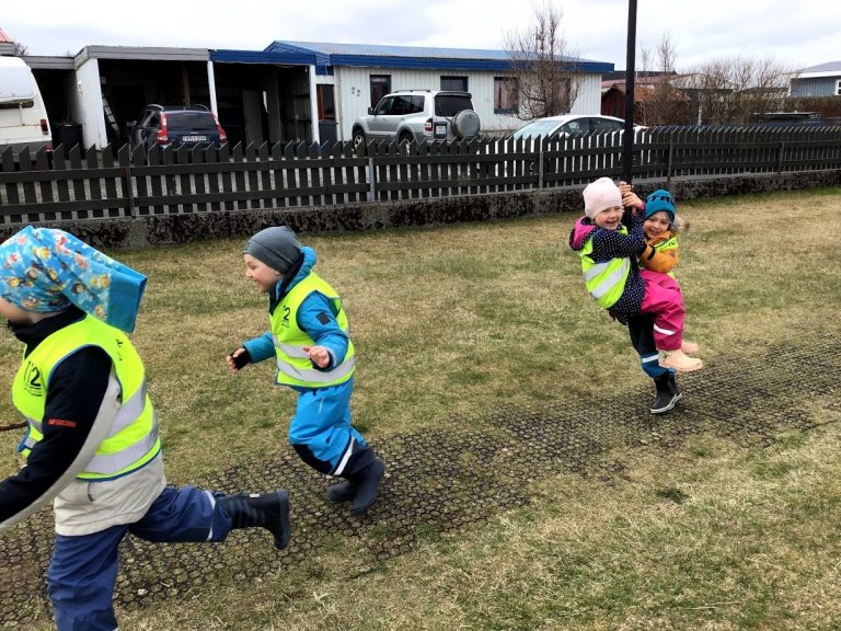 Hulduheimar - yngri í göngutúr