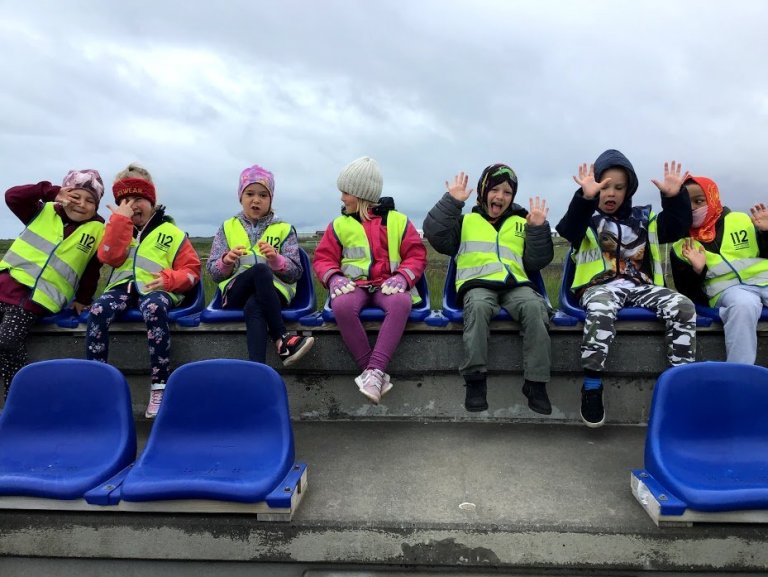 Skólahópur á Tröllaheimum á frjálsíþróttavellinum