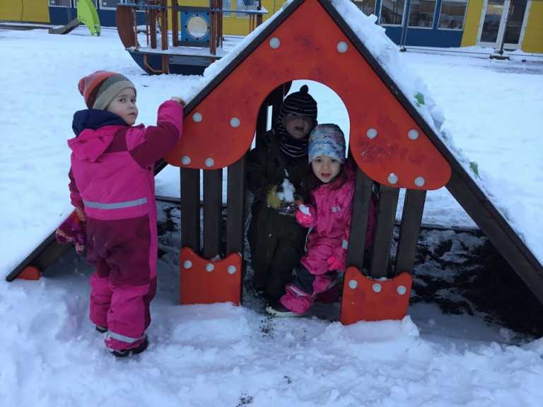 Tröllaheimar - úti að leika í snjónum jan2018