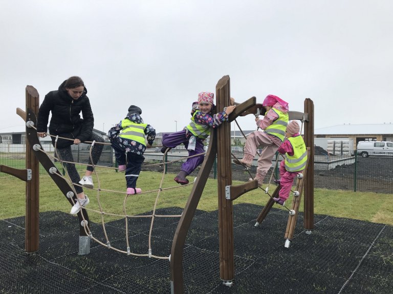 Hulduheimar - göngutúr á róló