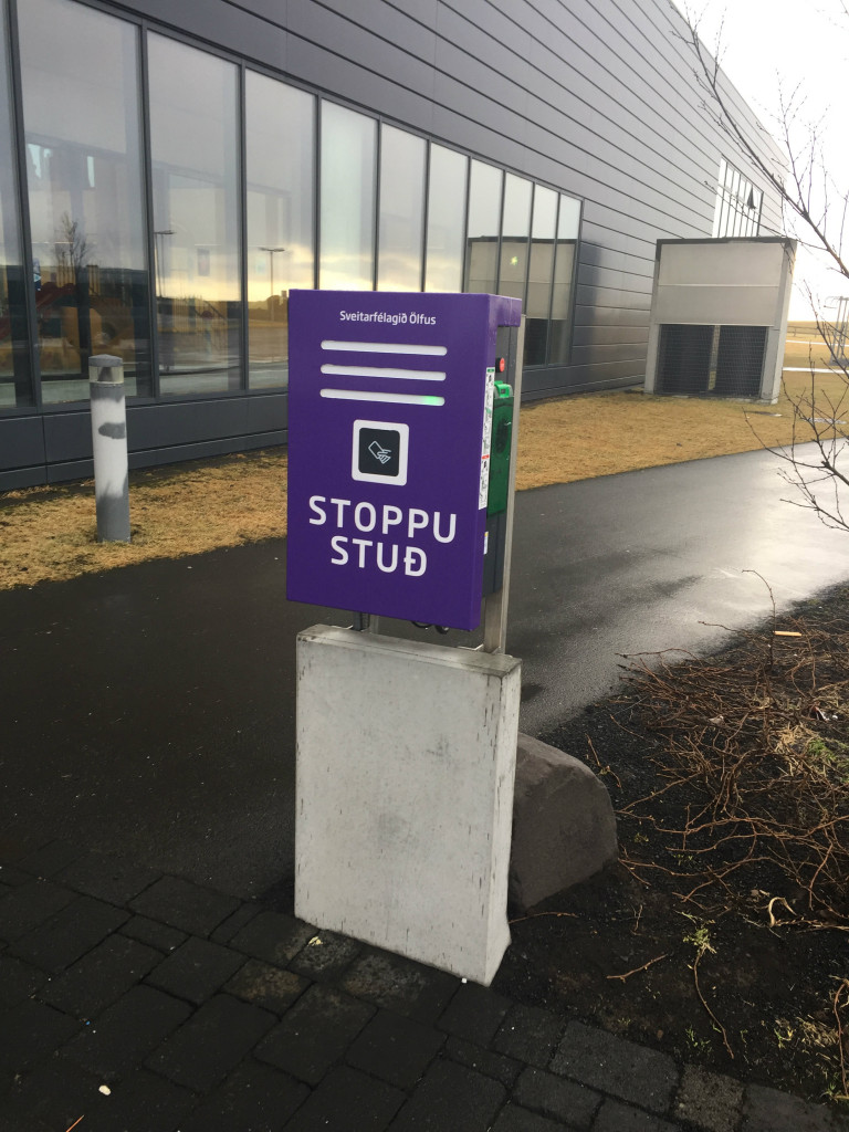Hleðslustöð fyrir rafbíla við íþróttamiðstöðina