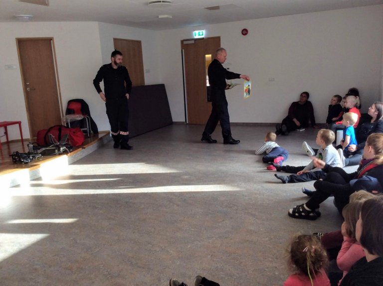 Brunavarnir Árnessýslu heimsækja elstu börnin