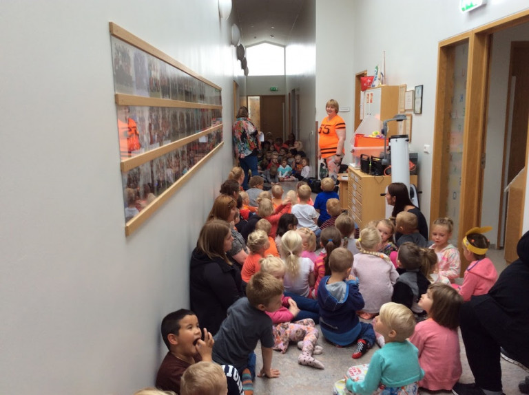 Tröllaheimar - söngstnd á ganginum