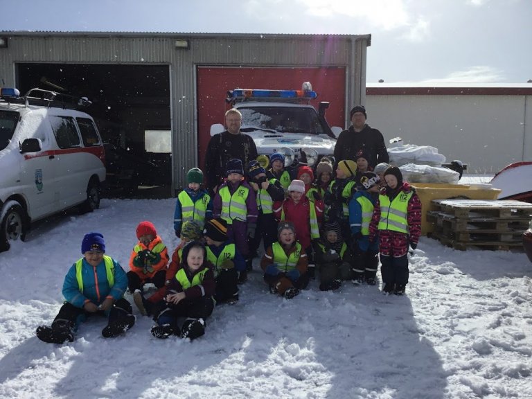 Skólahópur fór í göngu í dósahúsið