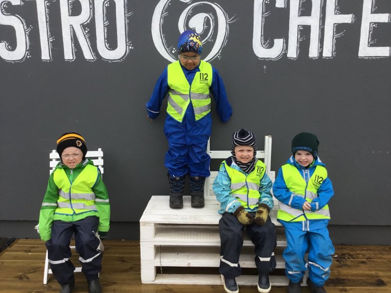 Skólahópur út að borða á Hendur í höfn