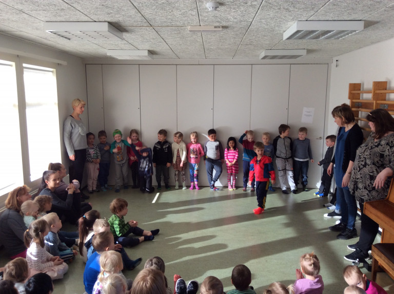 Uppákoma í söngstund