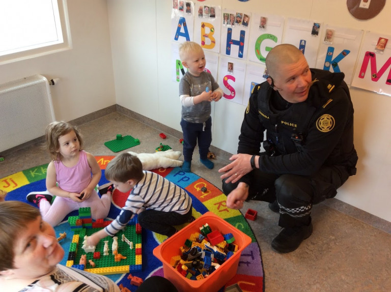 Álfaheimar - Lögreglan í heimsókn