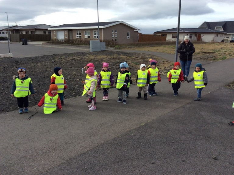 Tíndum rusl í næsta nágrenni