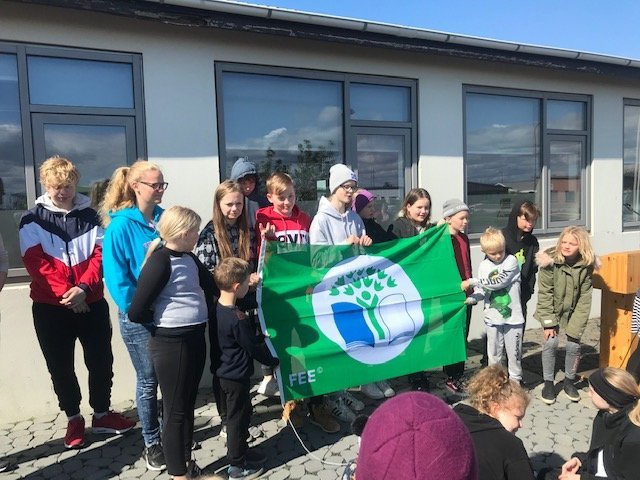 Grunnskólinn í Þorlákshöfn hlaut Grænfánann í fjórða sinn í dag, í blíðskapar veðri