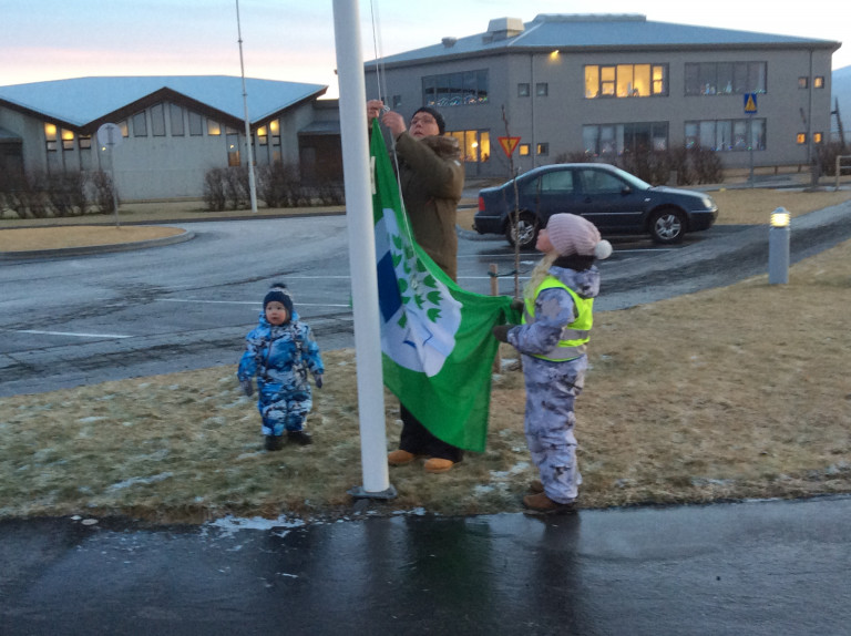Álfaheimar - Grænfáni afhentur/kakó og piparkökur