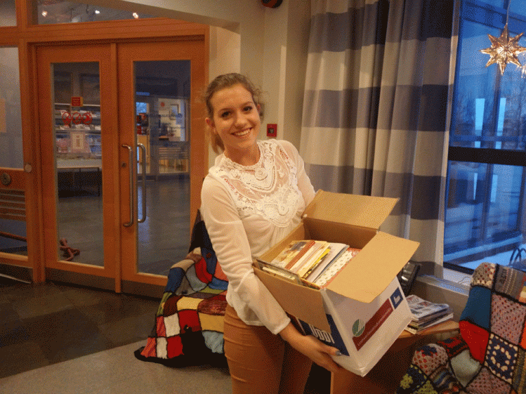 Bókagjöf til bókasafns í Uganda