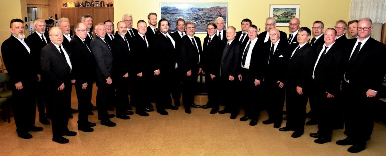 Hressir og flottir karlar sem syngja með Karlakór Hveragerðis, ásamt stjórnanda sínum, Örlygi Atla G…