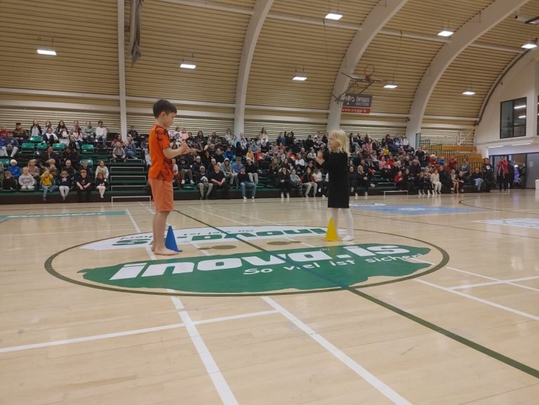 Úrslitakeppni í leiknum skæri-blað-steinn