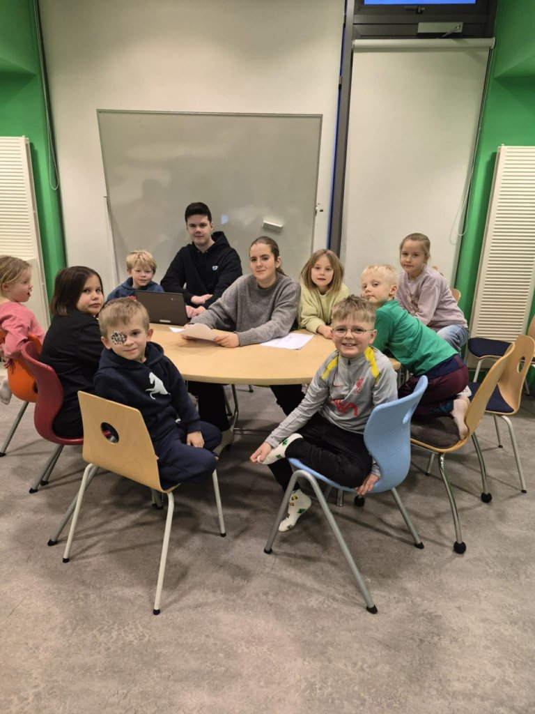 Hér má sjá glaða nemendur á skólaþinginu.