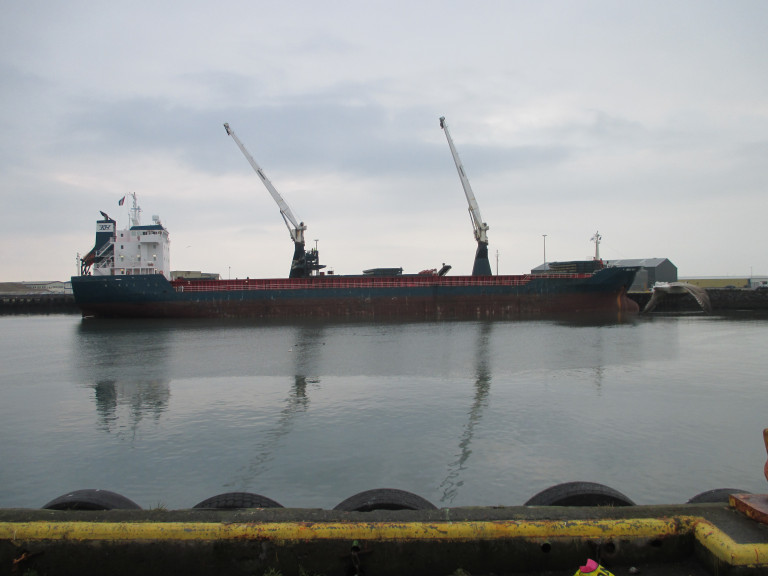 Stórt skip lestar vikur í Þorlákshöfn