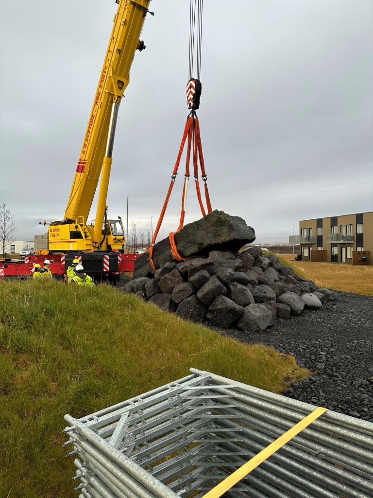 Steinninn Latur fluttur á nýjan stað