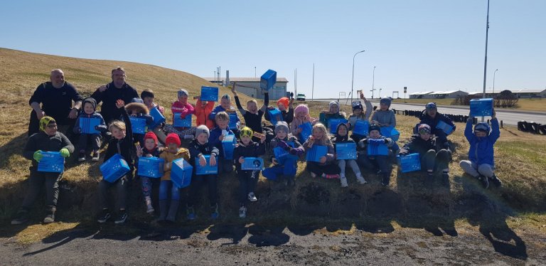 Kiwanismenn afhentu börnum í 1. bekk reiðhjólahjálma